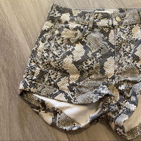 H&M size 2 snake skin printed shorts - Picture 2 of 7